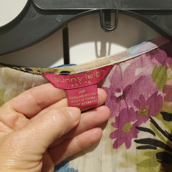 Sunny Leigh Floral Blouse - Picture 2 of 5